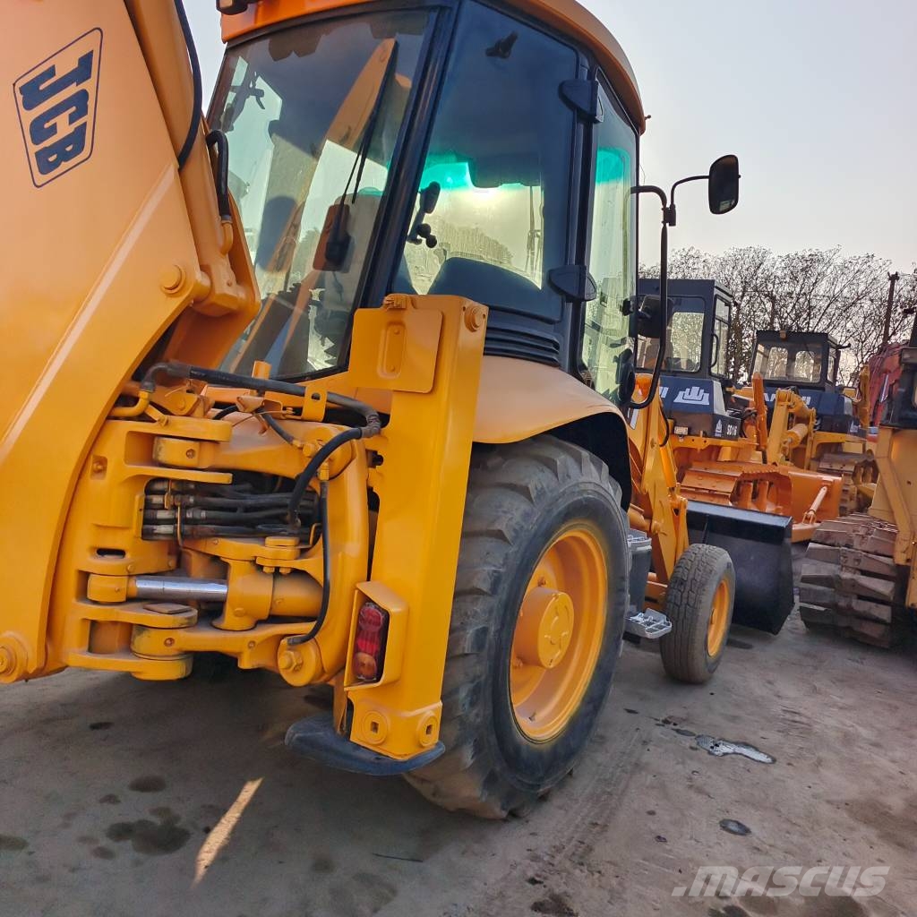 JCB 3cx with Powerful Engine in Stock Товарач със заден ексватор