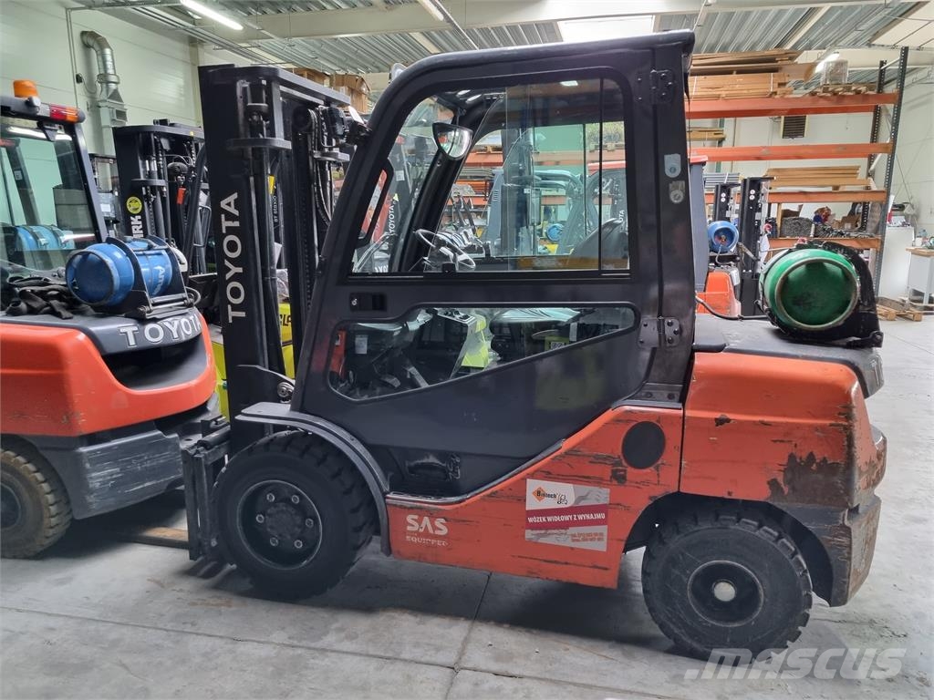 Toyota 8FGF30 Камиони с АГУ