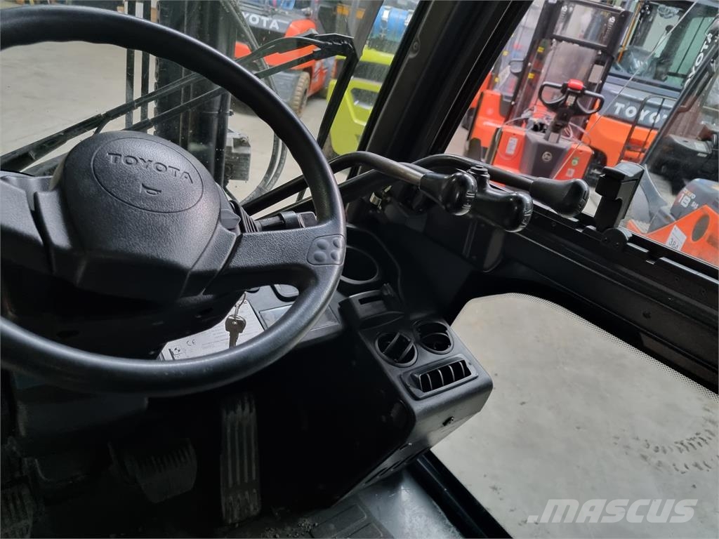 Toyota 8FGF30 Камиони с АГУ