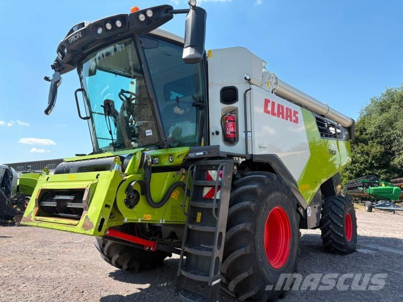 CLAAS TRION 750 حصادات