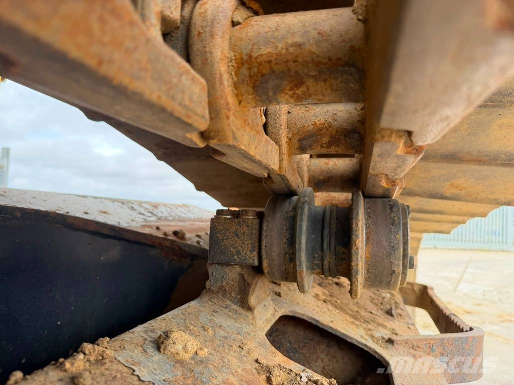 Komatsu PC 210 LC-7K حفارات زحافة