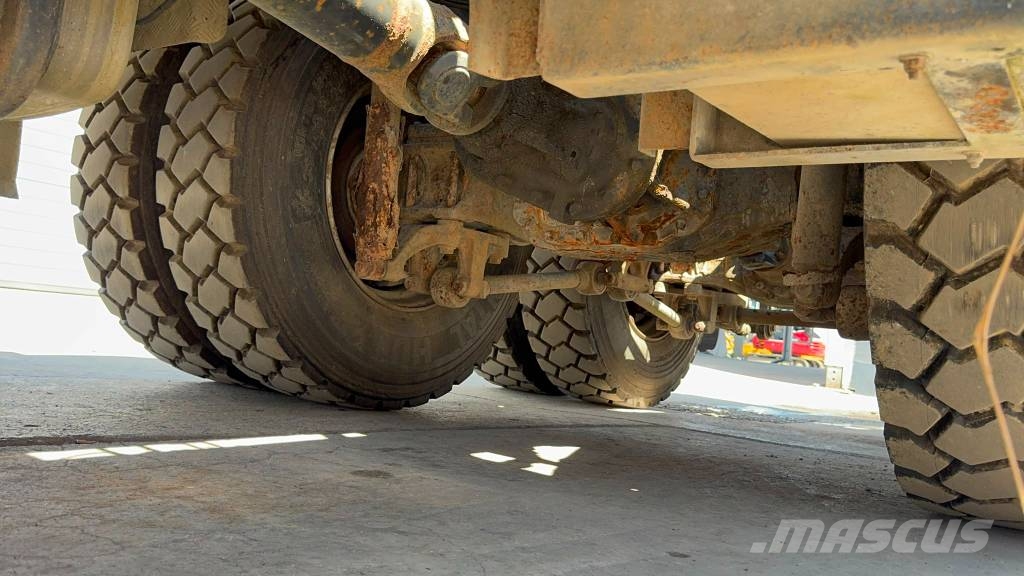 Mercedes-Benz ACTROS 3246 8x4 abroll HIAB - clutch - big axle Camiones grúa
