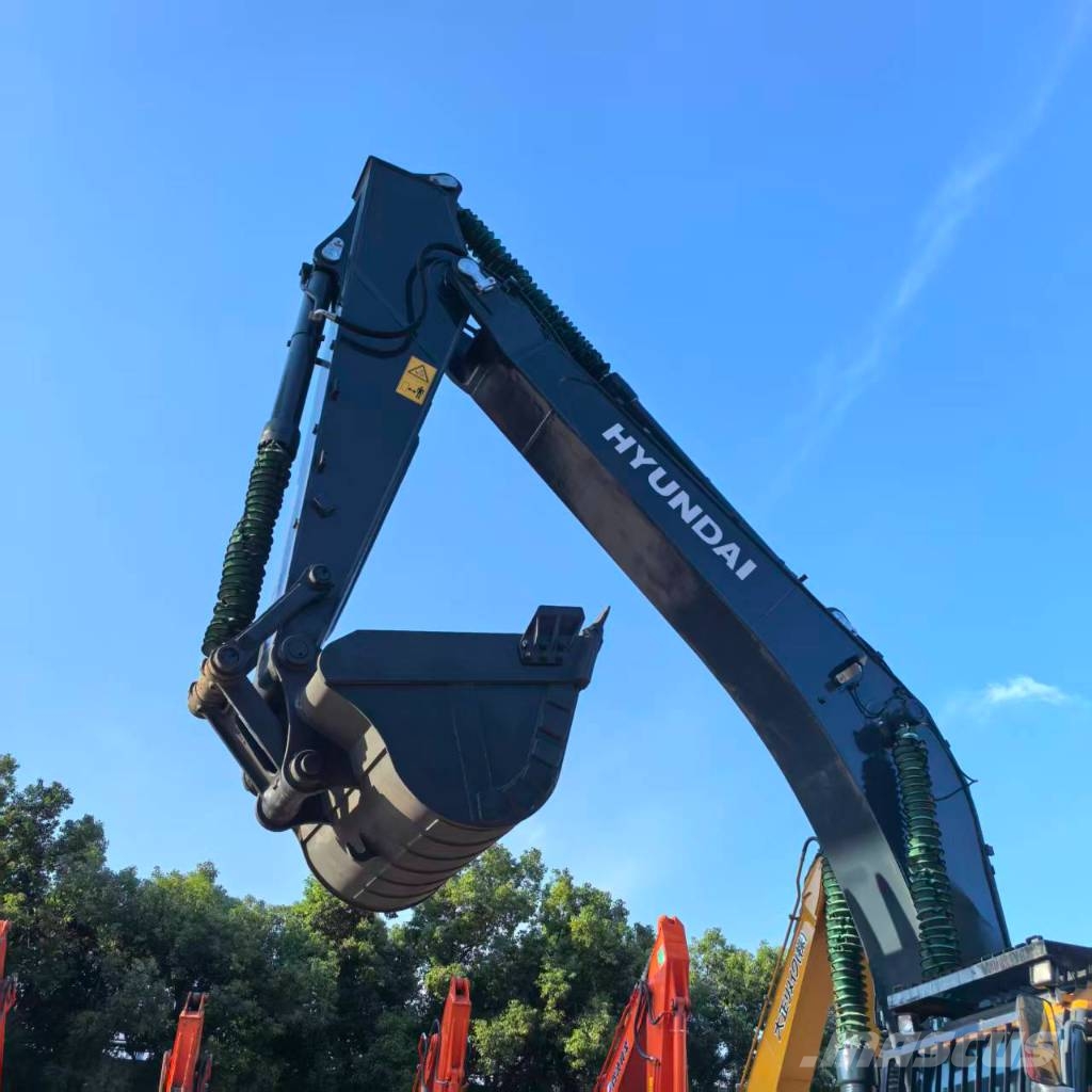 Hyundai Robex 305LC-9T Kāpurķēžu ekskavatori