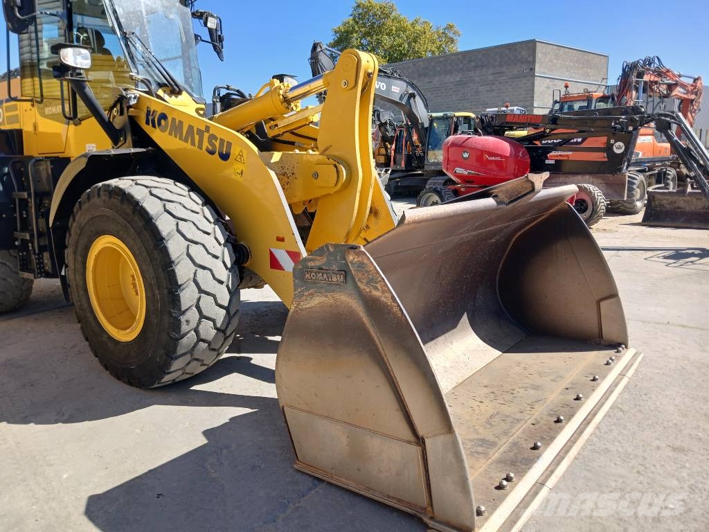 Komatsu WA 320-8 Gumikerekes homlokrakodók