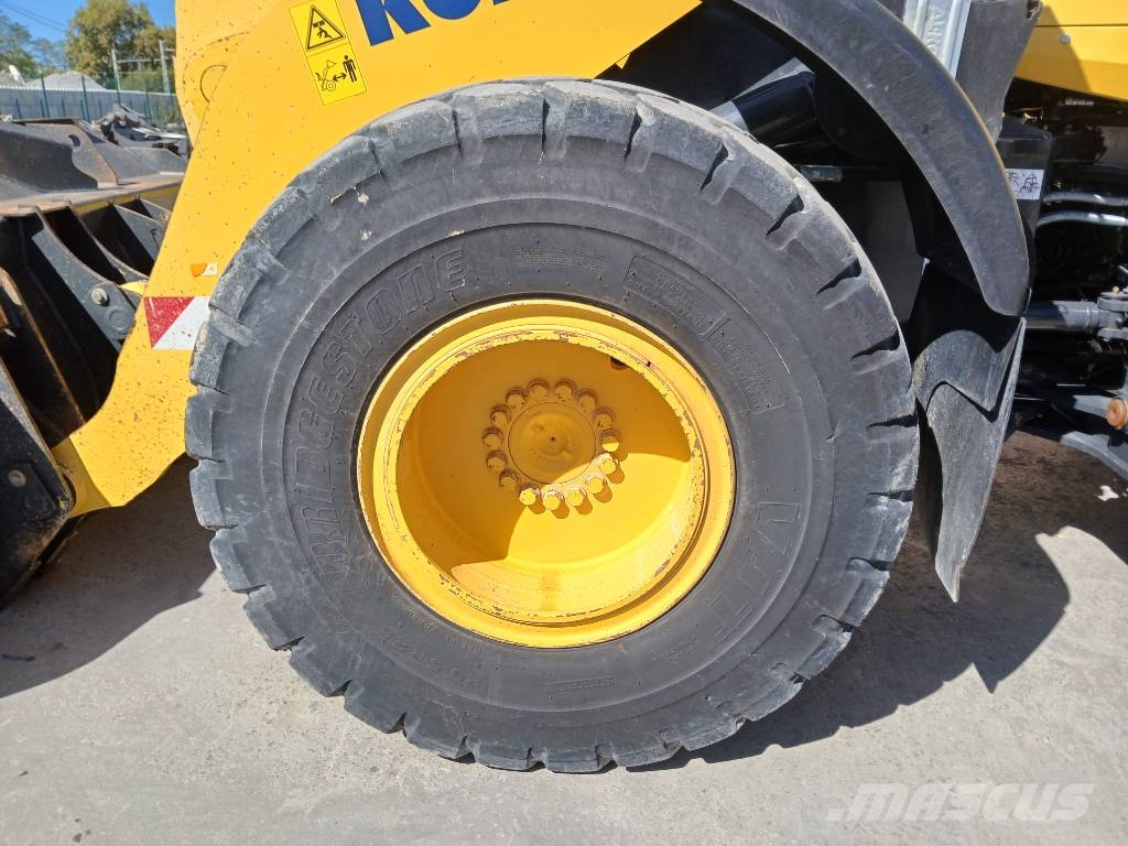 Komatsu WA 320-8 Gumikerekes homlokrakodók