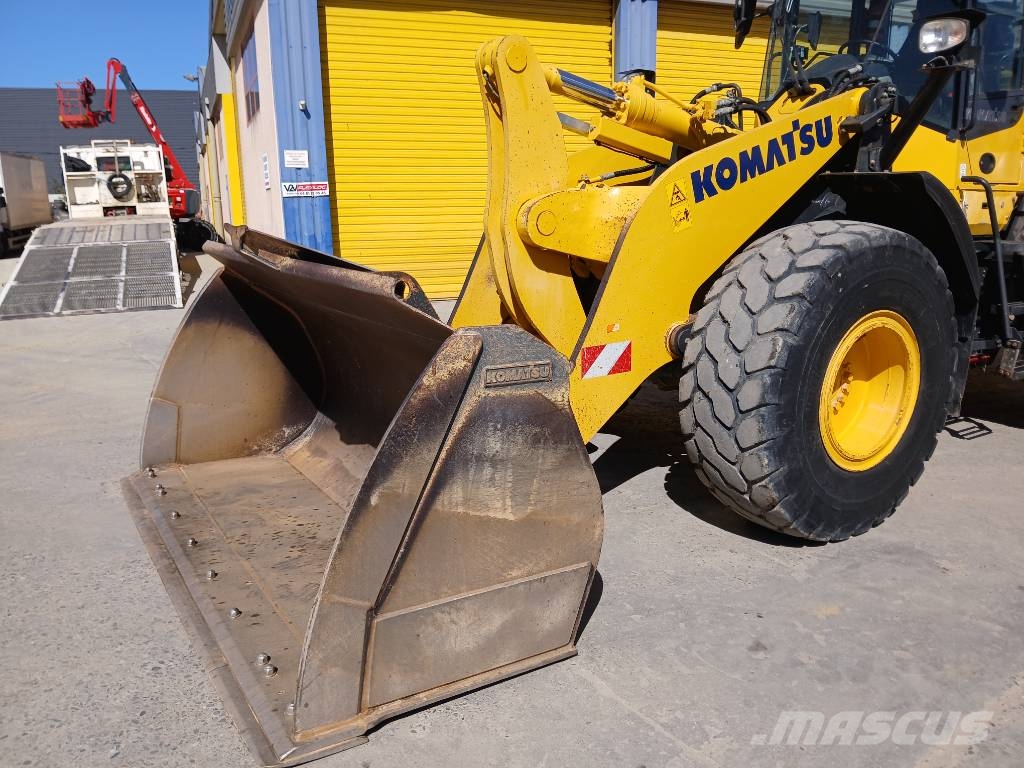 Komatsu WA 320-8 Gumikerekes homlokrakodók