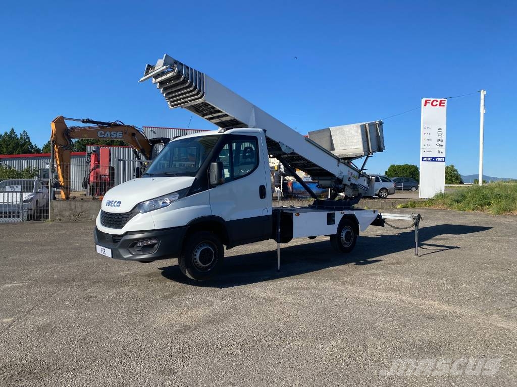 Iveco DAILY 35S140 2.3D/140-BOCKER HL34/1-8LH endommagé Andre
