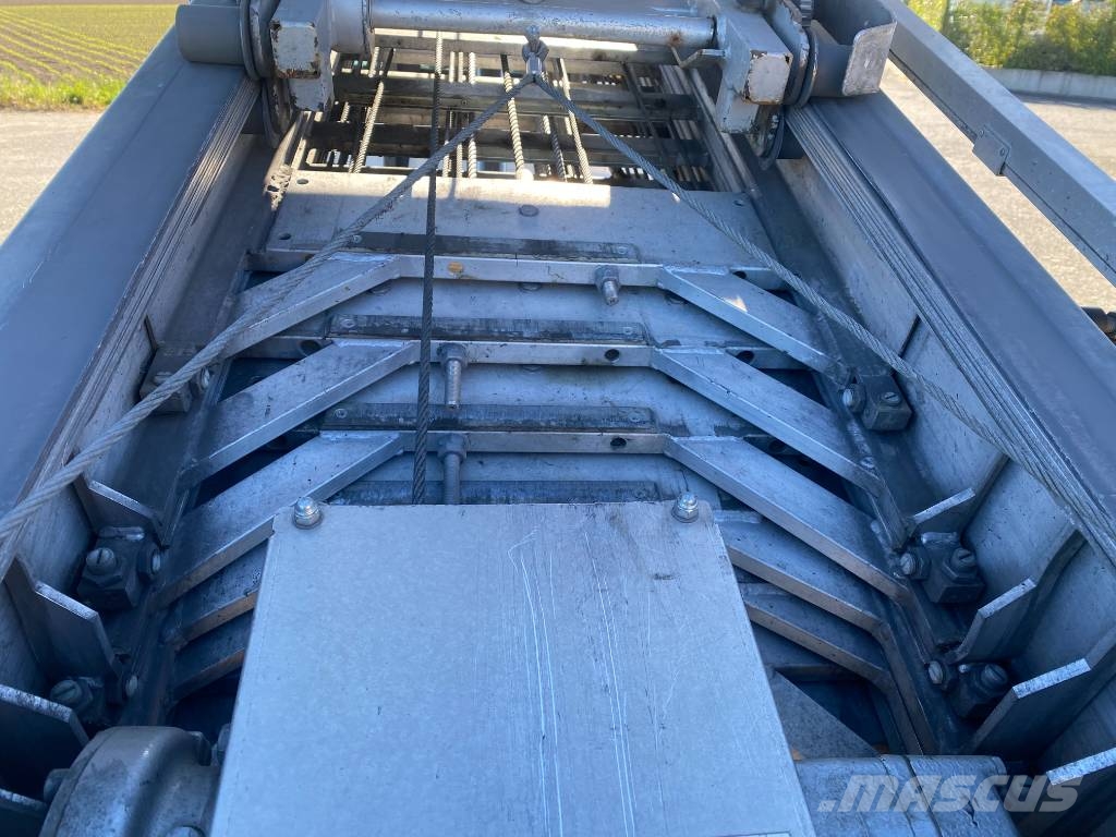 Iveco DAILY 35S140 2.3D/140-BOCKER HL34/1-8LH endommagé Andre