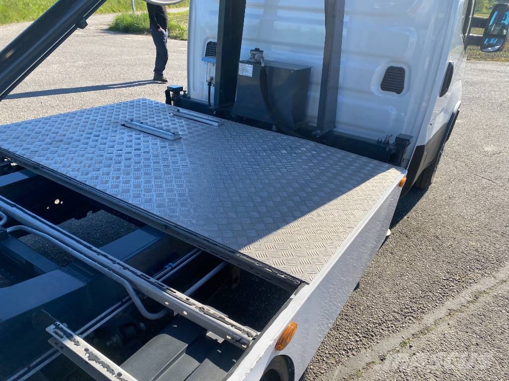 Iveco DAILY 35S140 2.3D/140-BOCKER HL34/1-8LH endommagé Andre
