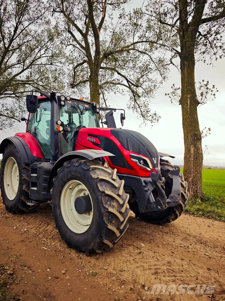 Valtra T 215 Versus Traktori