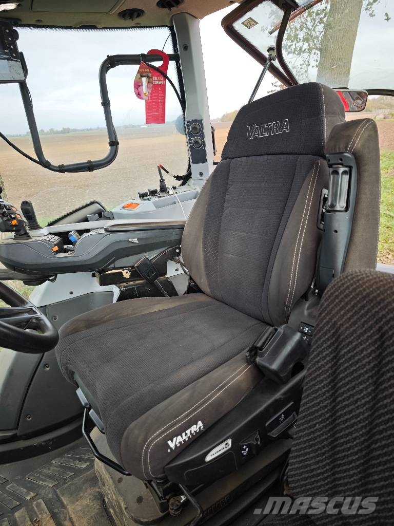 Valtra T 215 Versus Traktori