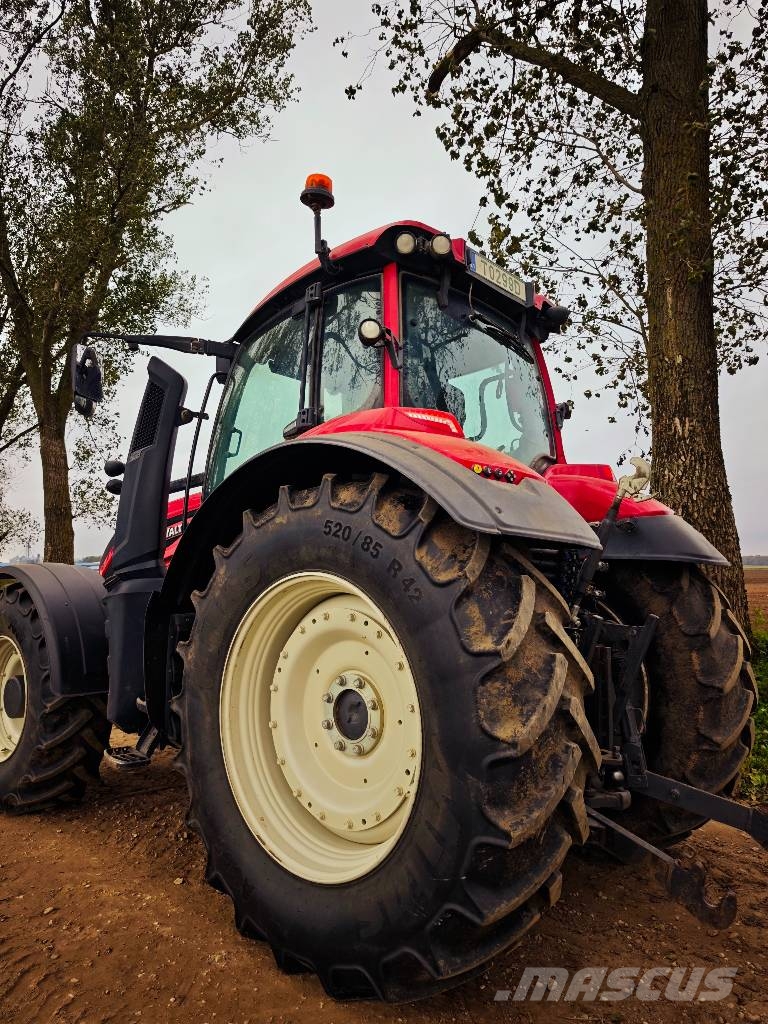 Valtra T 215 Versus Traktori