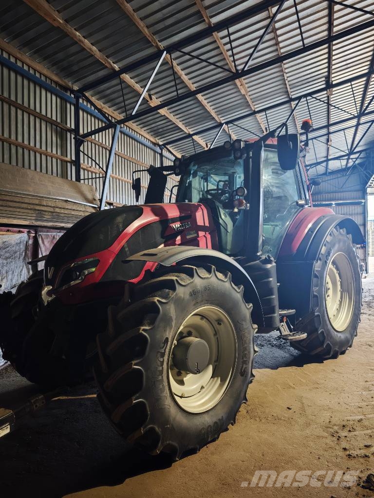 Valtra T 215 Versus Traktori