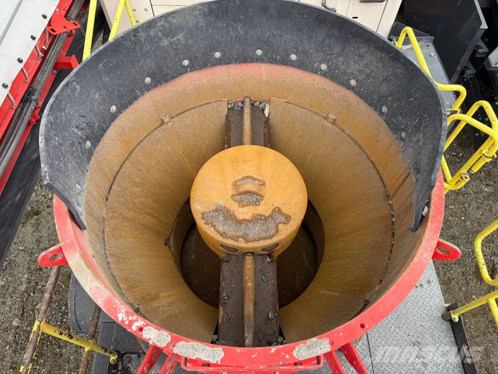 Sandvik QH 332 DDHS Trituradoras móviles