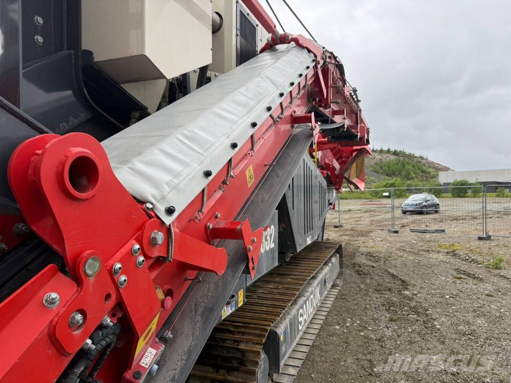 Sandvik QH 332 DDHS Trituradoras móviles