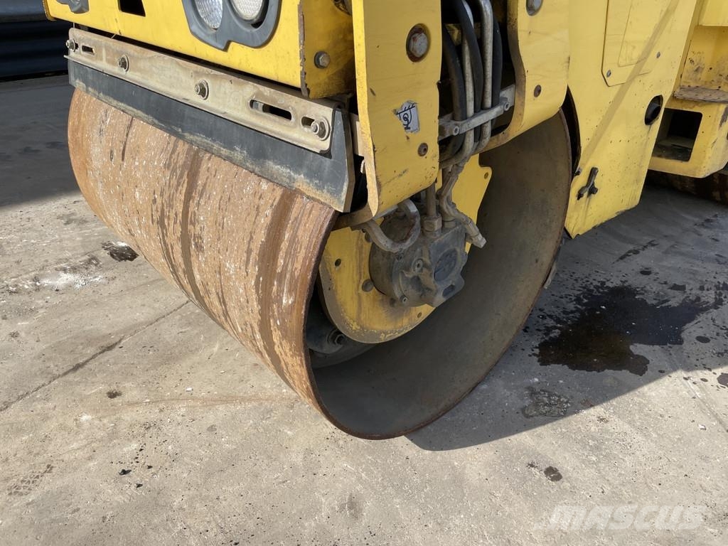 Bomag BW 100 AD-5 مداحل ثنائية الاسطوانة