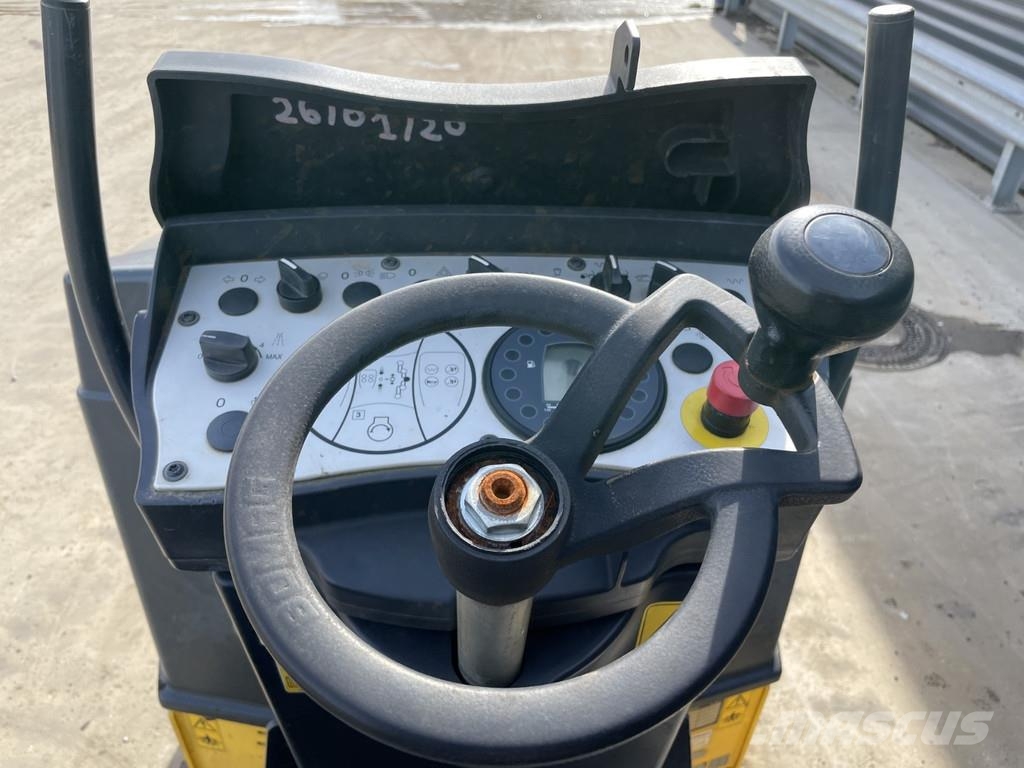 Bomag BW 100 AD-5 مداحل ثنائية الاسطوانة