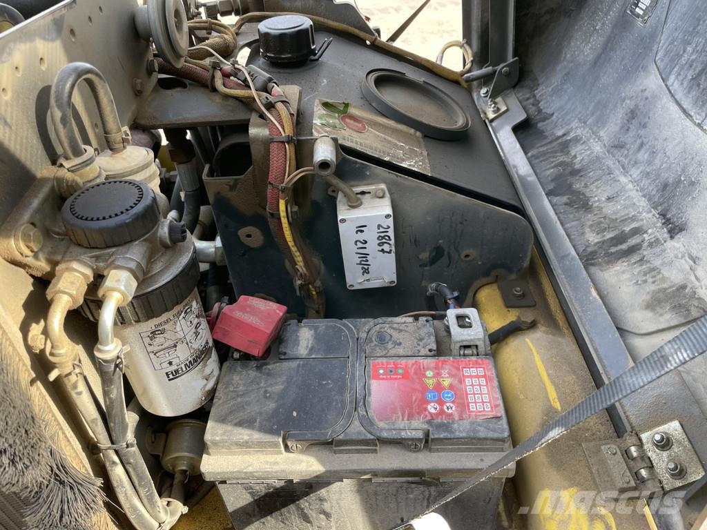 Bomag BW 100 AD-5 مداحل ثنائية الاسطوانة