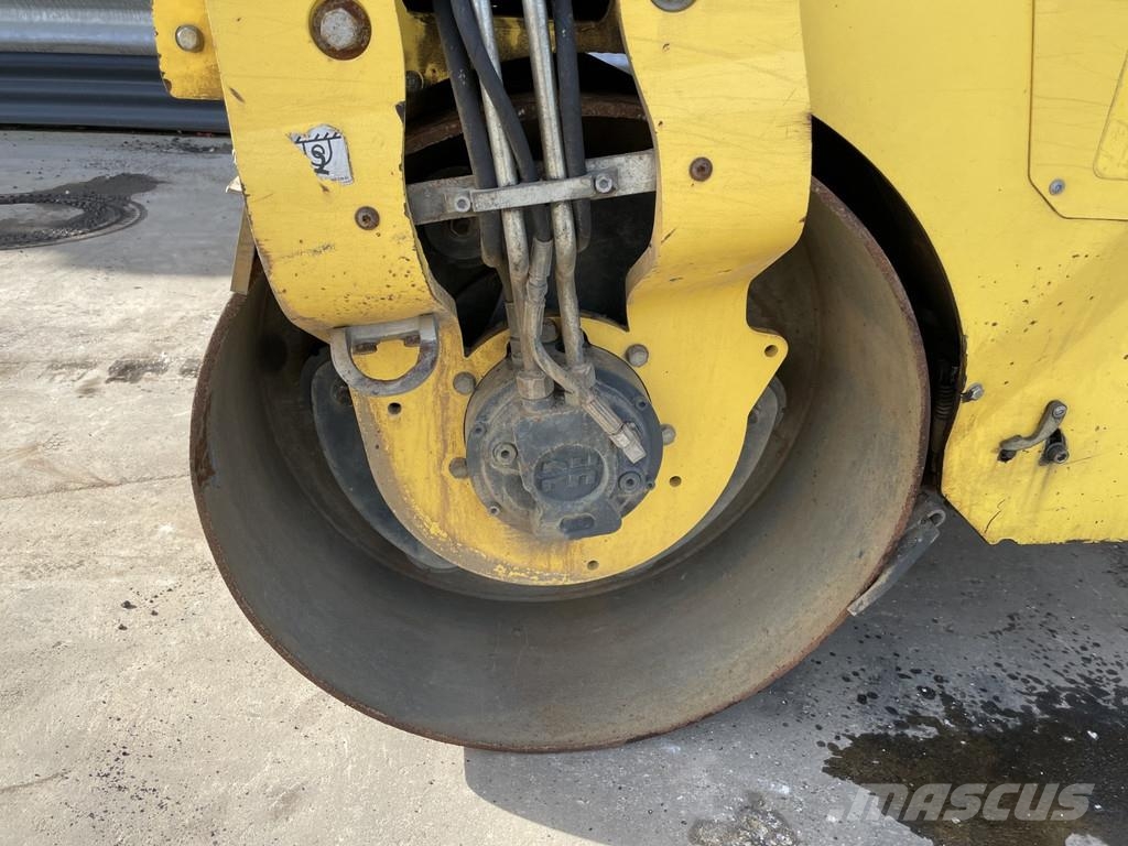 Bomag BW 100 AD-5 مداحل ثنائية الاسطوانة