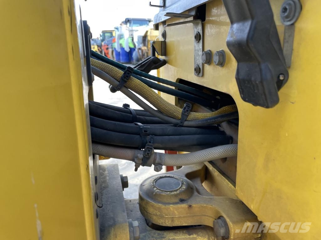 Bomag BW 100 AD-5 مداحل ثنائية الاسطوانة