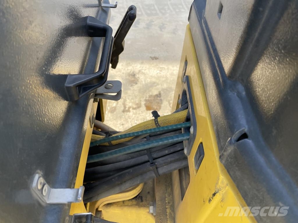 Bomag BW 100 AD-5 مداحل ثنائية الاسطوانة