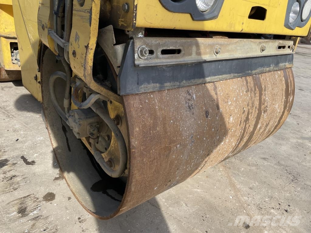 Bomag BW 100 AD-5 مداحل ثنائية الاسطوانة