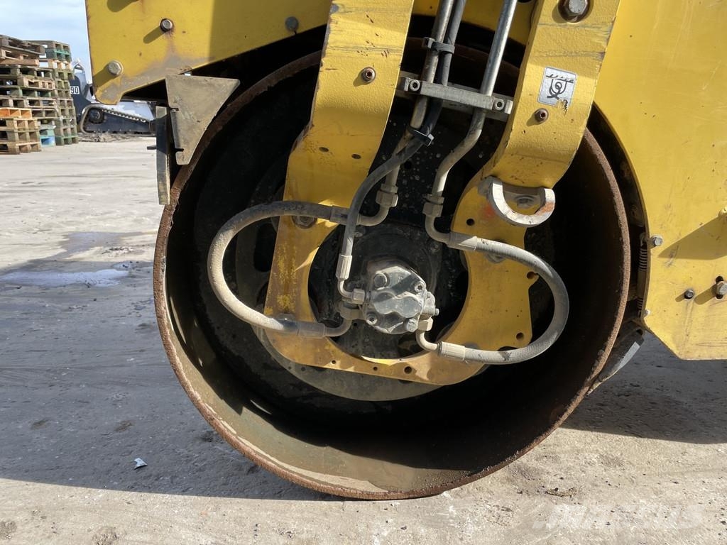 Bomag BW 100 AD-5 مداحل ثنائية الاسطوانة