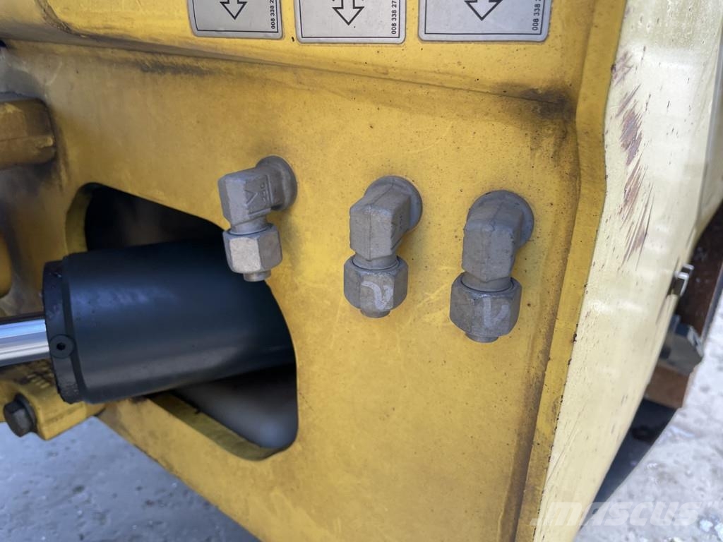 Bomag BW 100 AD-5 مداحل ثنائية الاسطوانة