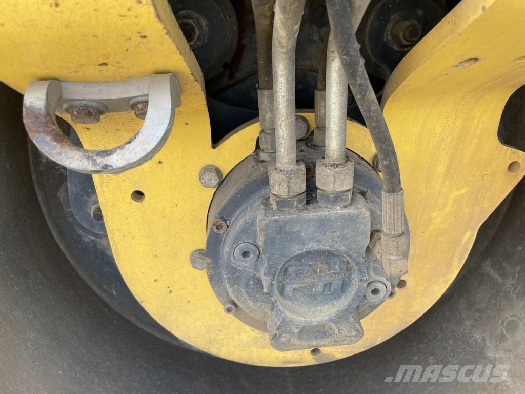 Bomag BW 100 AD-5 مداحل ثنائية الاسطوانة