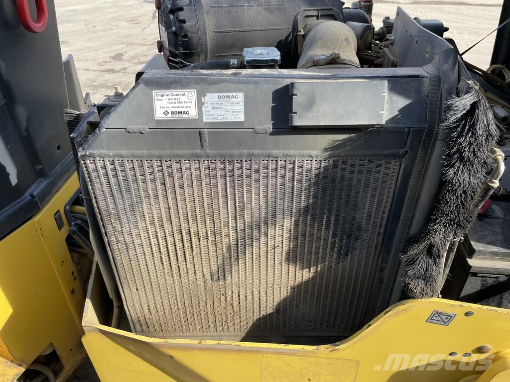 Bomag BW 100 AD-5 مداحل ثنائية الاسطوانة