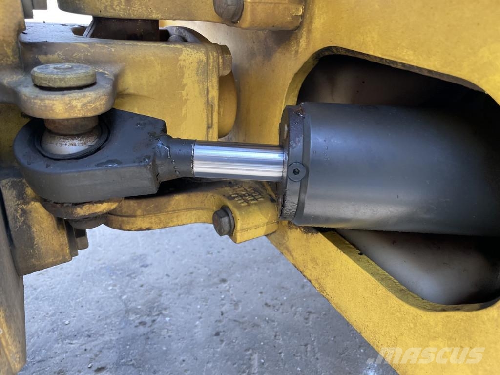 Bomag BW 100 AD-5 مداحل ثنائية الاسطوانة