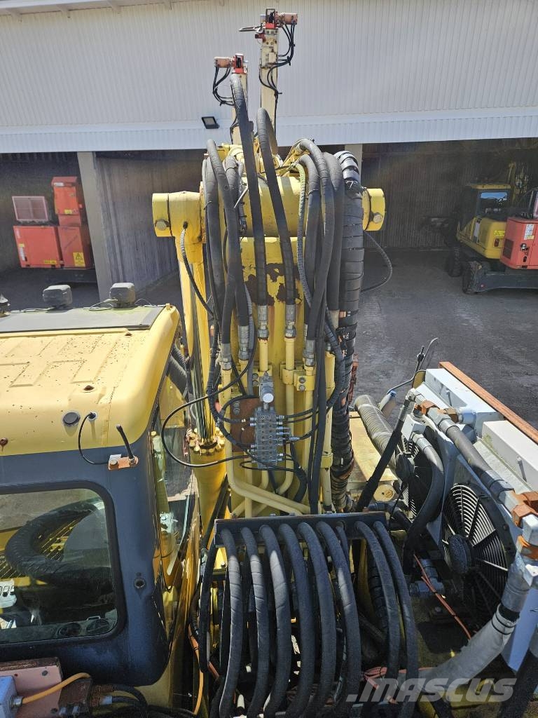 Sandvik DQ 240 ja Komatsu PW 180-7K Overfladeboreudstyr / Borerigge