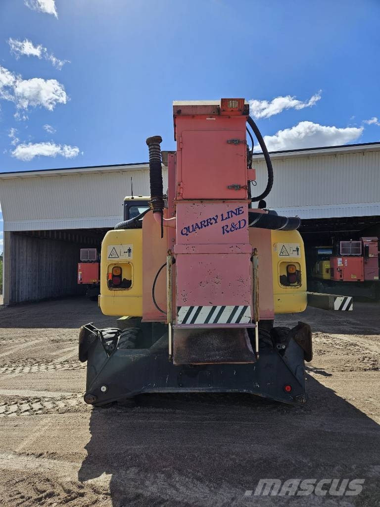 Sandvik DQ 240 ja Komatsu PW 180-7K Overfladeboreudstyr / Borerigge