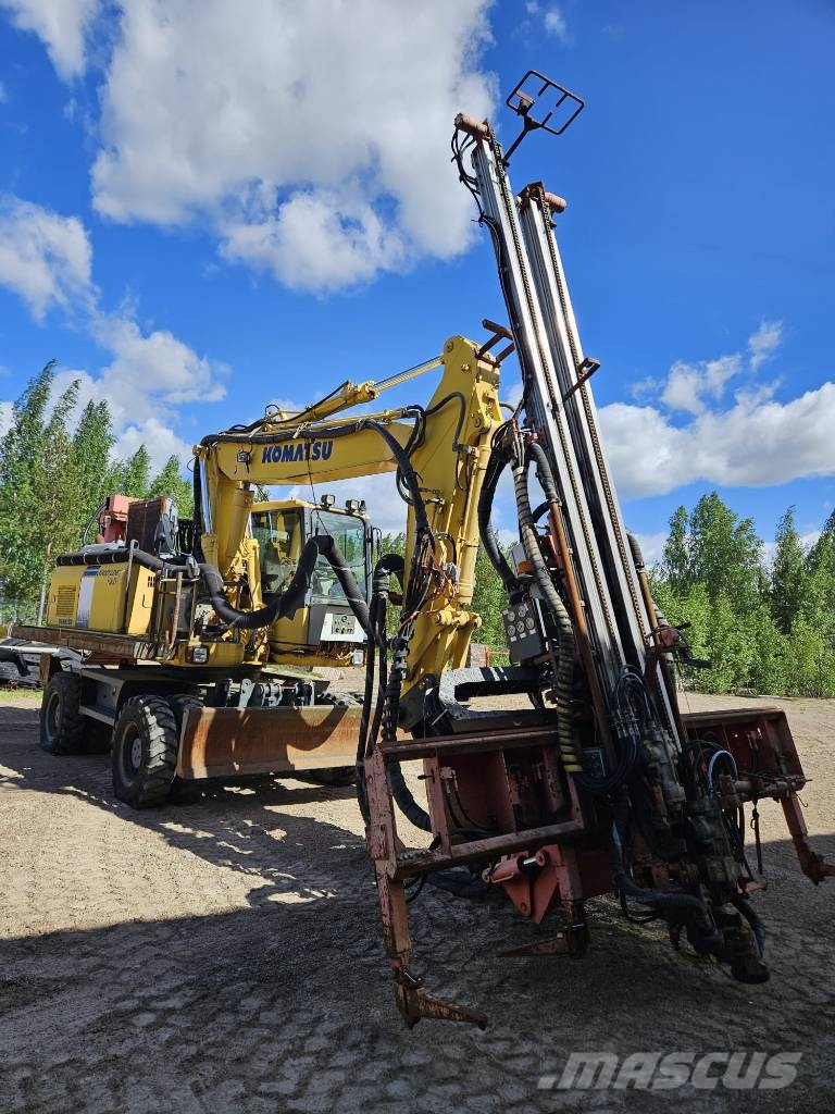 Sandvik DQ 240 ja Komatsu PW 180-7K Overfladeboreudstyr / Borerigge