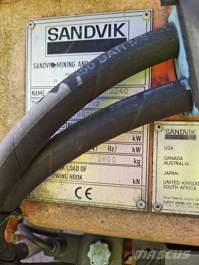 Sandvik DQ 240 ja Komatsu PW 180-7K Overfladeboreudstyr / Borerigge