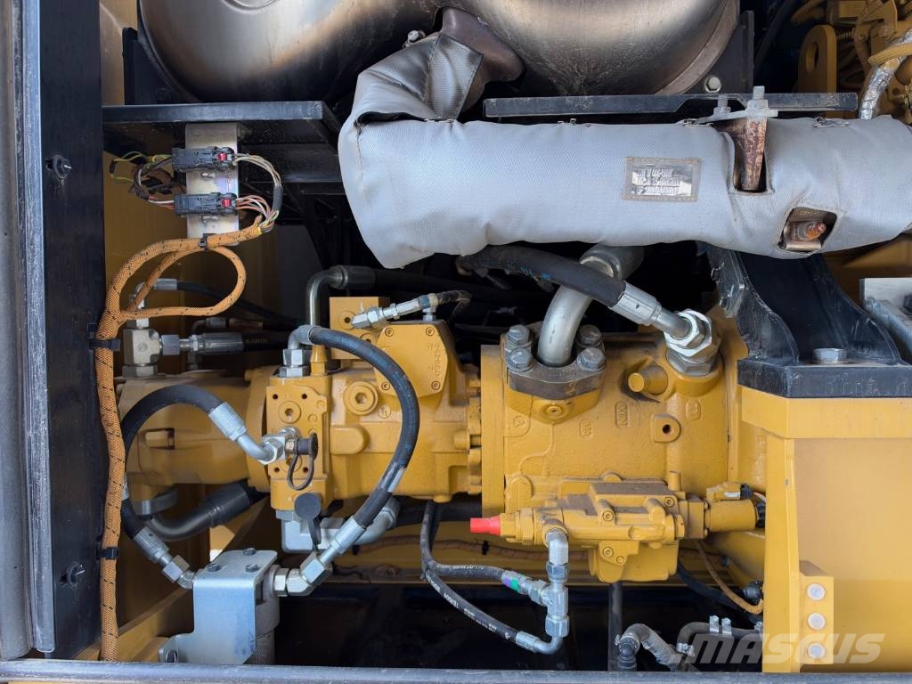 CAT M 322 F حفارات بعجل