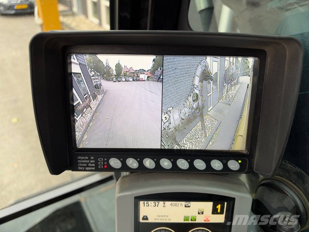 CAT M 322 F حفارات بعجل