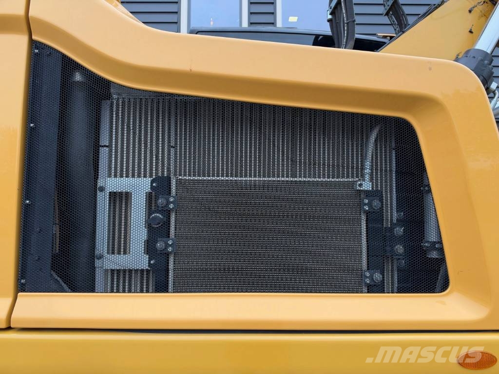 CAT M 322 F حفارات بعجل