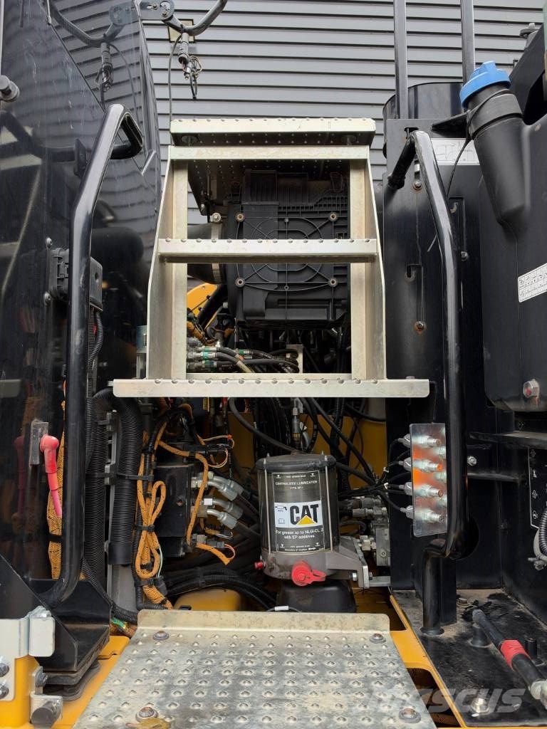 CAT M 322 F حفارات بعجل