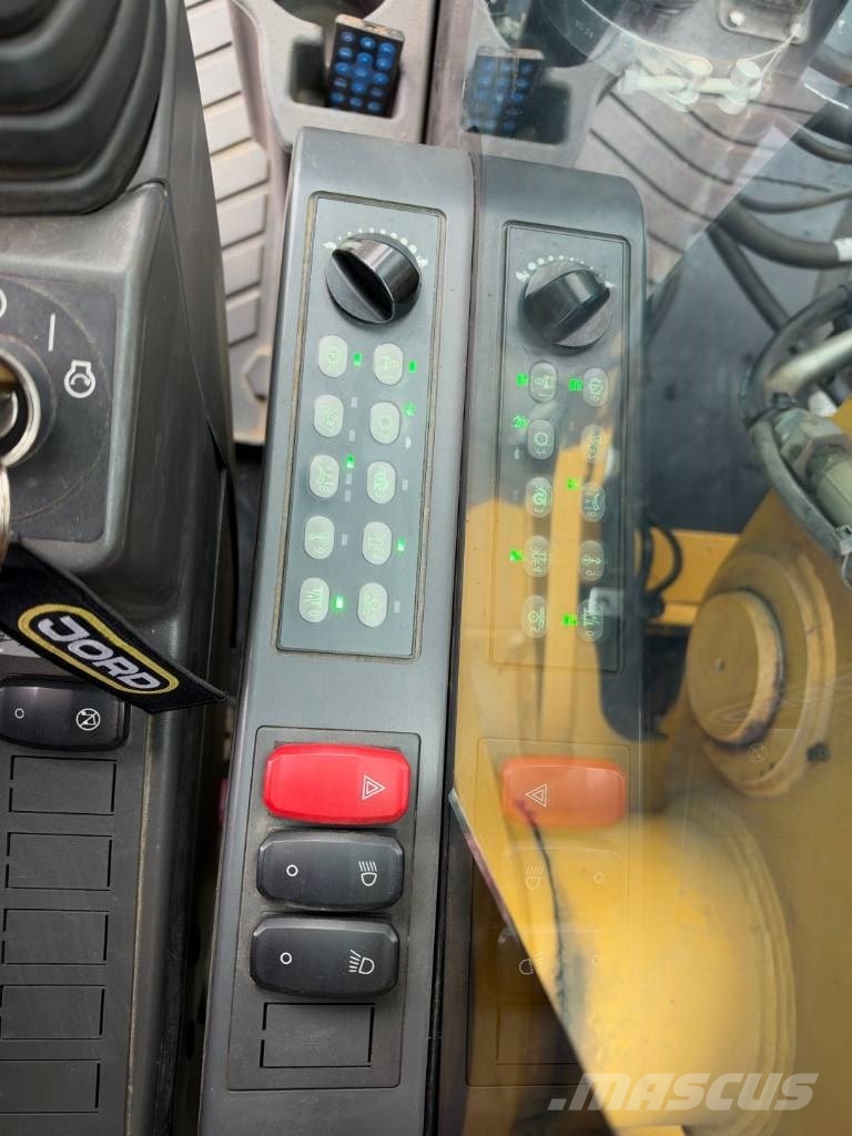 CAT M 322 F حفارات بعجل