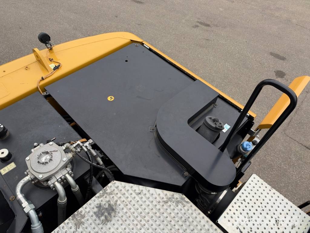 CAT M 322 F حفارات بعجل