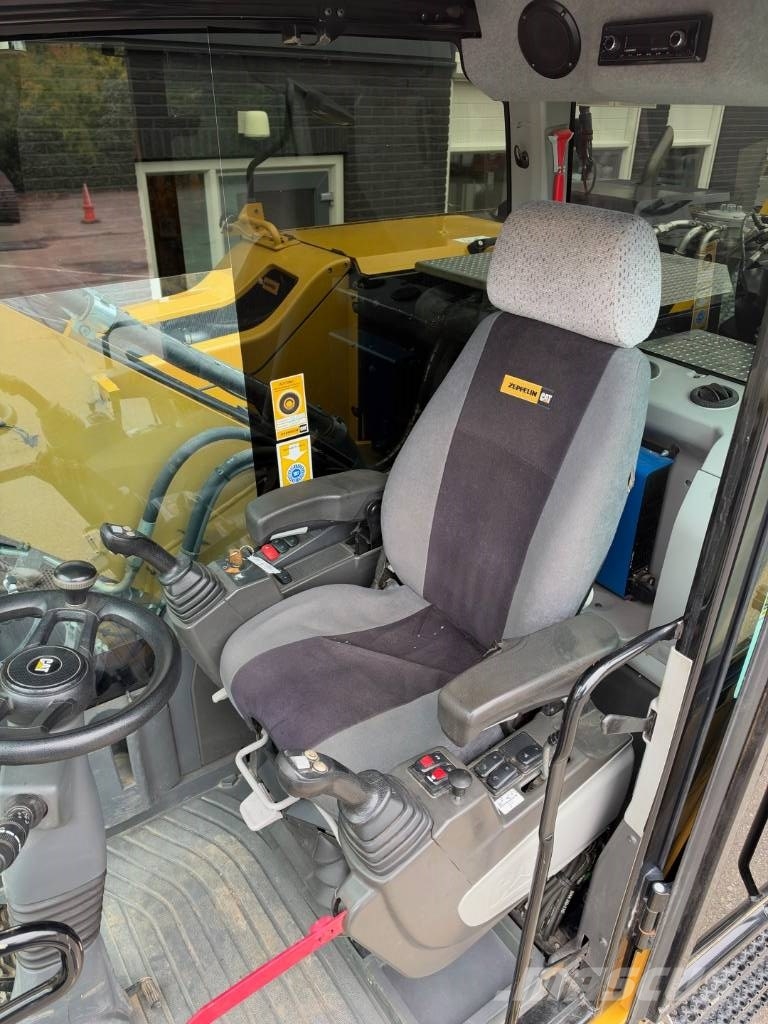 CAT M 322 F حفارات بعجل