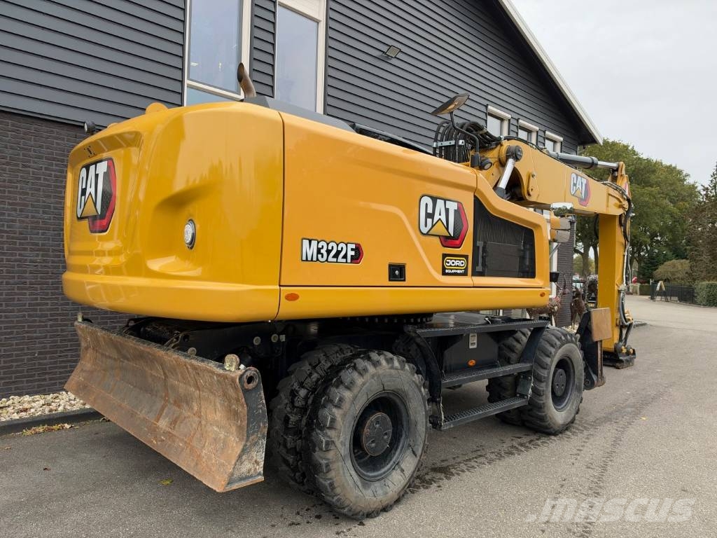 CAT M 322 F حفارات بعجل