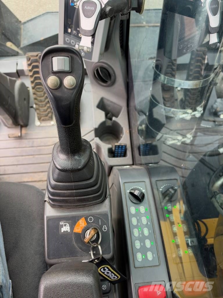 CAT M 322 F حفارات بعجل