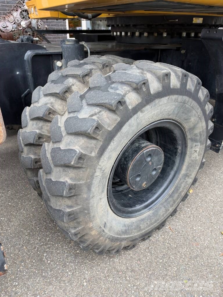 CAT M 322 F حفارات بعجل