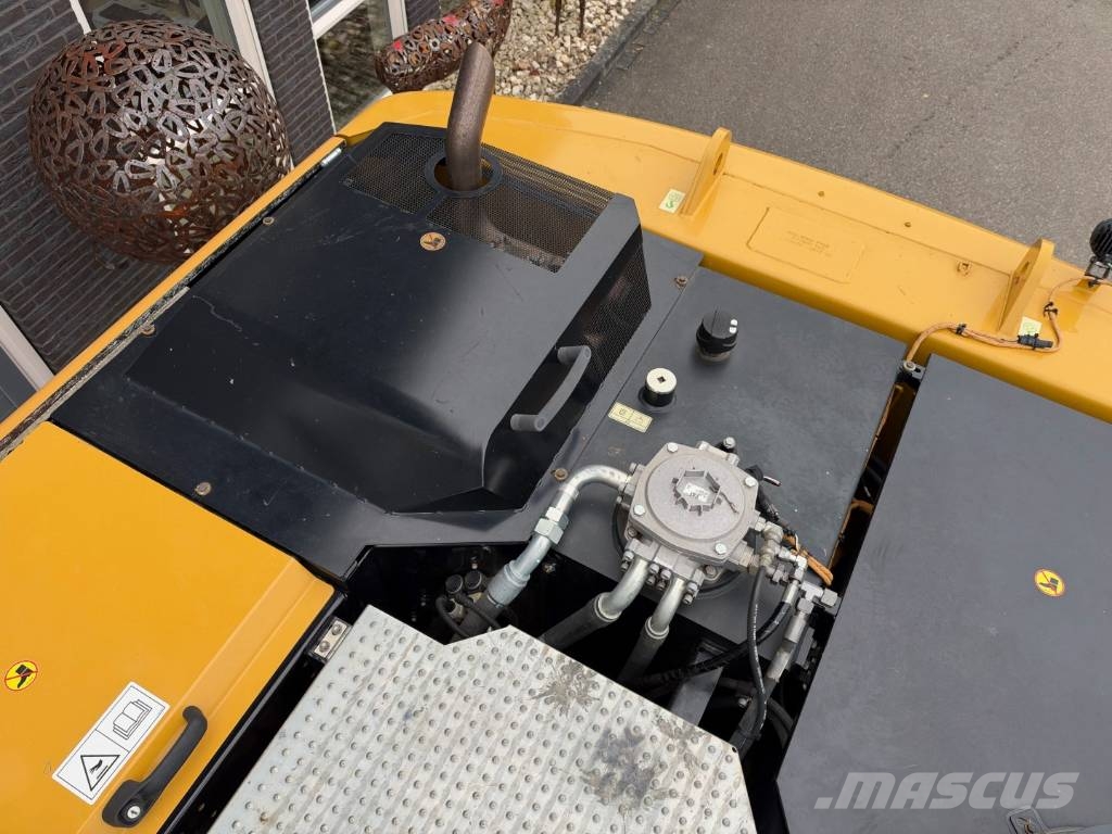 CAT M 322 F حفارات بعجل