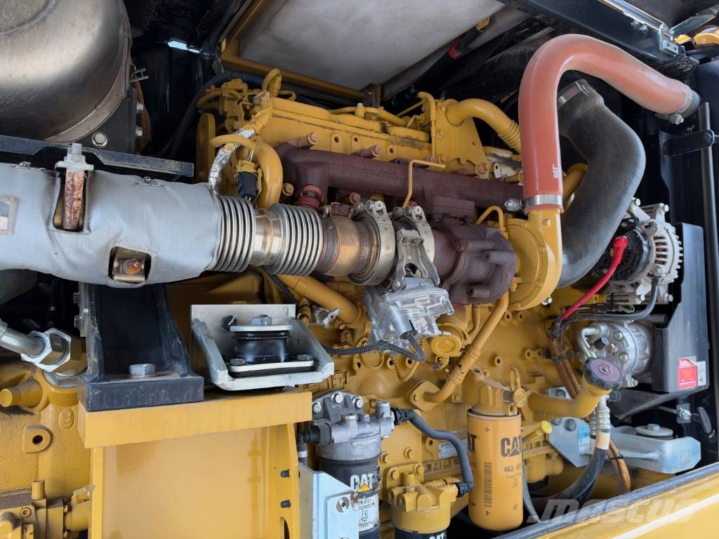 CAT M 322 F حفارات بعجل