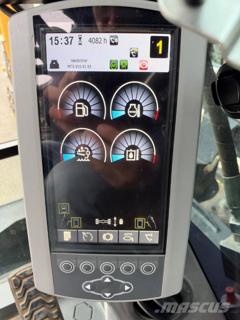 CAT M 322 F حفارات بعجل