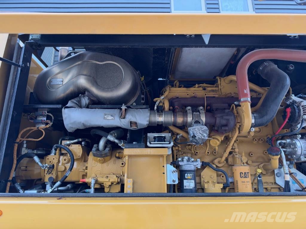CAT M 322 F حفارات بعجل