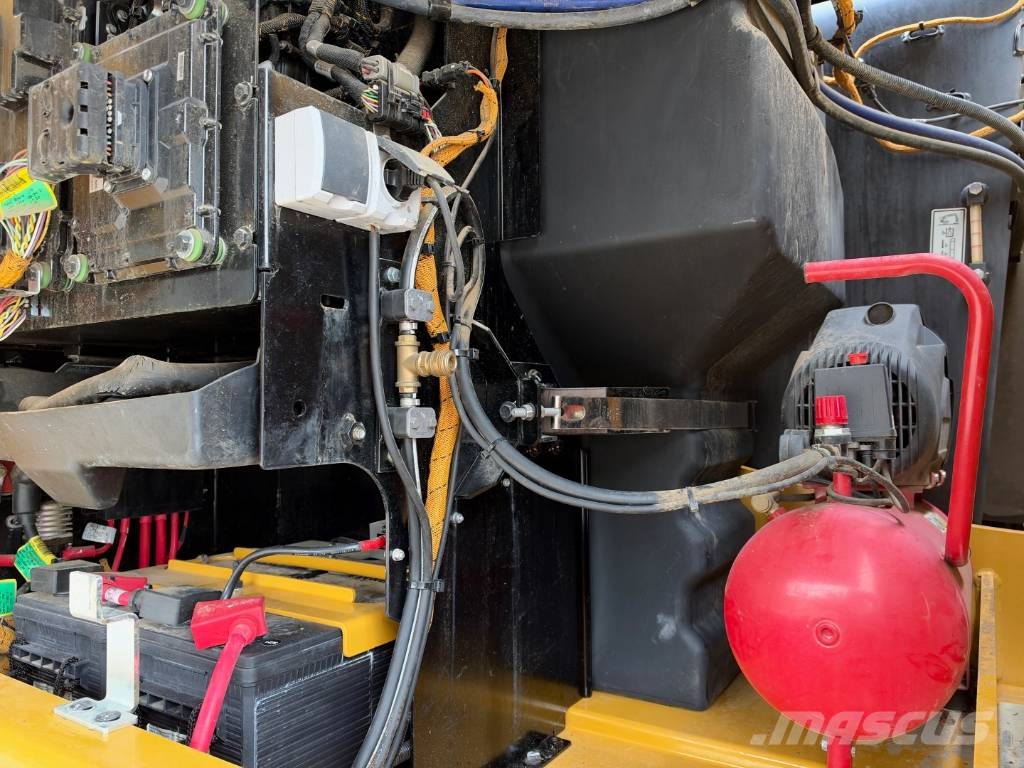 CAT M 322 F حفارات بعجل